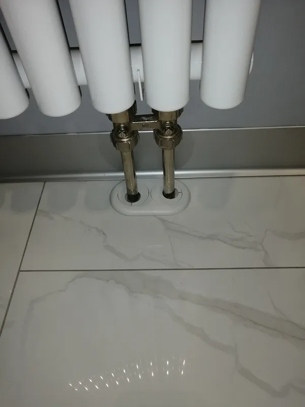 Двойной обвод для труб ПВХ d20 Белый