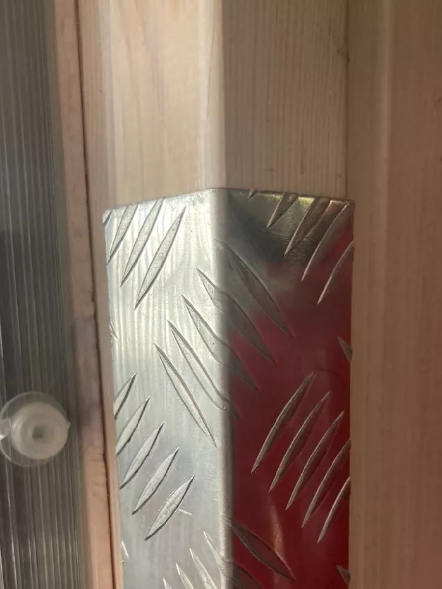 Угол рифлёный алюминиевый Укв 03.2000.500 25х25 мм