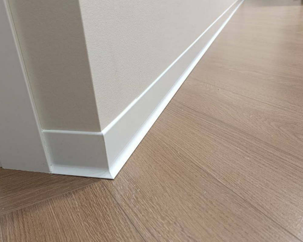 Плинтус алюминиевый Волшебная Палочка 80 мм 3,0 м Белый глянец