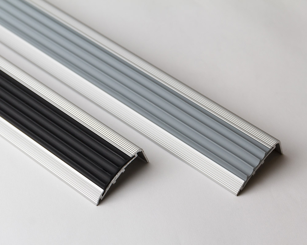 Порог угловой ПУ 71.2700.201л Серебро