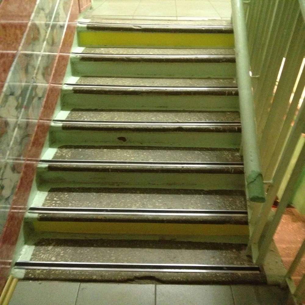 Порог угловой ПУ 10-1.2500.414 Серый