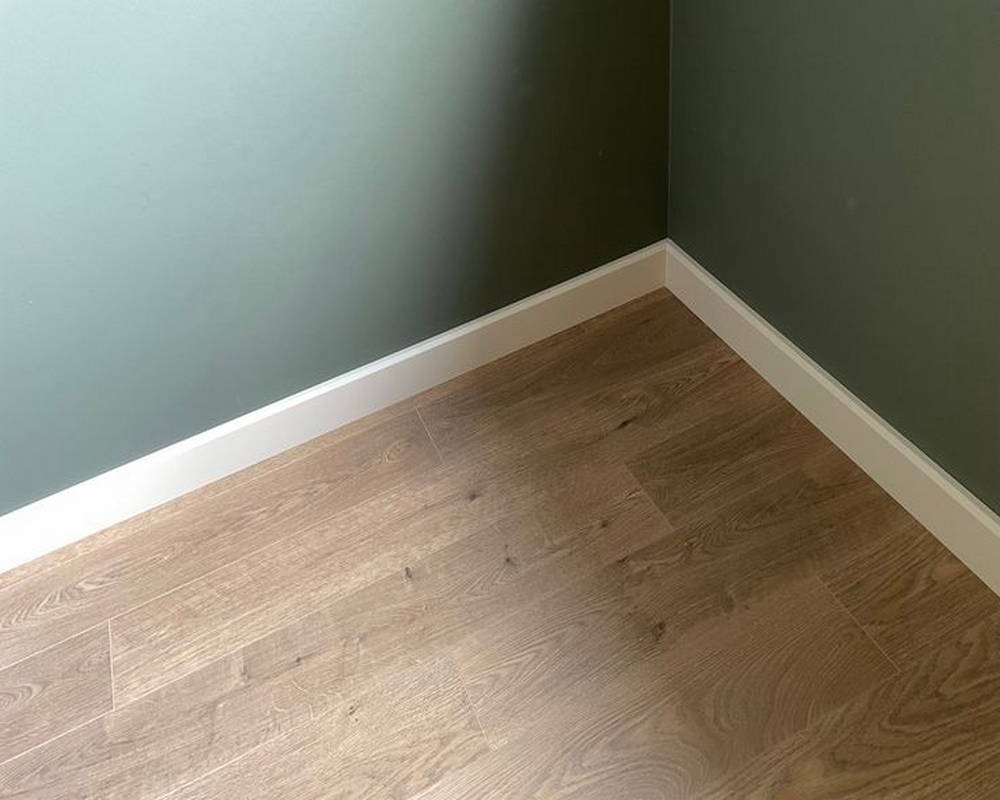 Плинтус из полистирола высокой плотности HI-WOOD B70N 70х10,5мм 2,0м