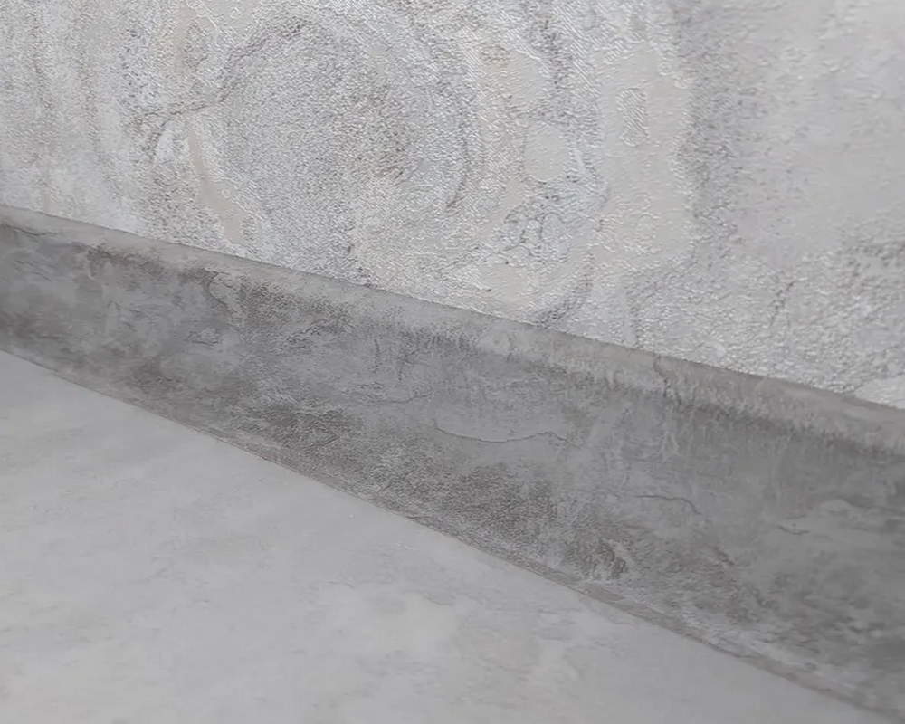 Плинтус со съемной панелью ПВХ Деконика ИДЕАЛ 55мм 2,2м 547 Лофт светло-серый