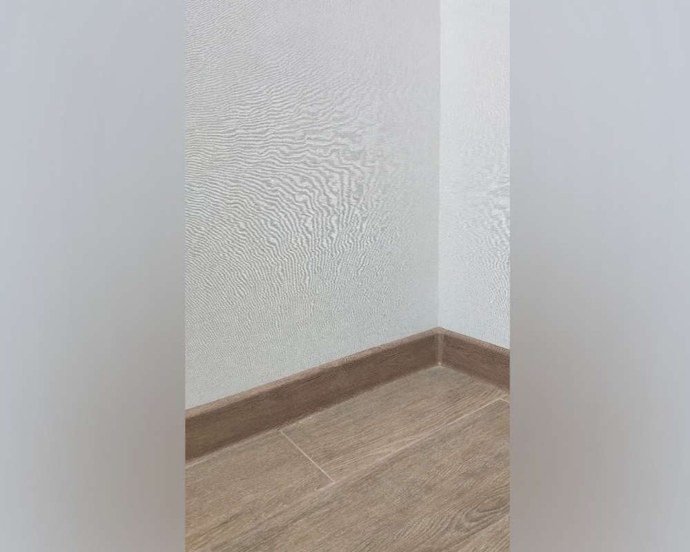 Плинтус ПВХ со съемной панелью Идеал Деконика 85мм 2,2м 211 Дуб рустик