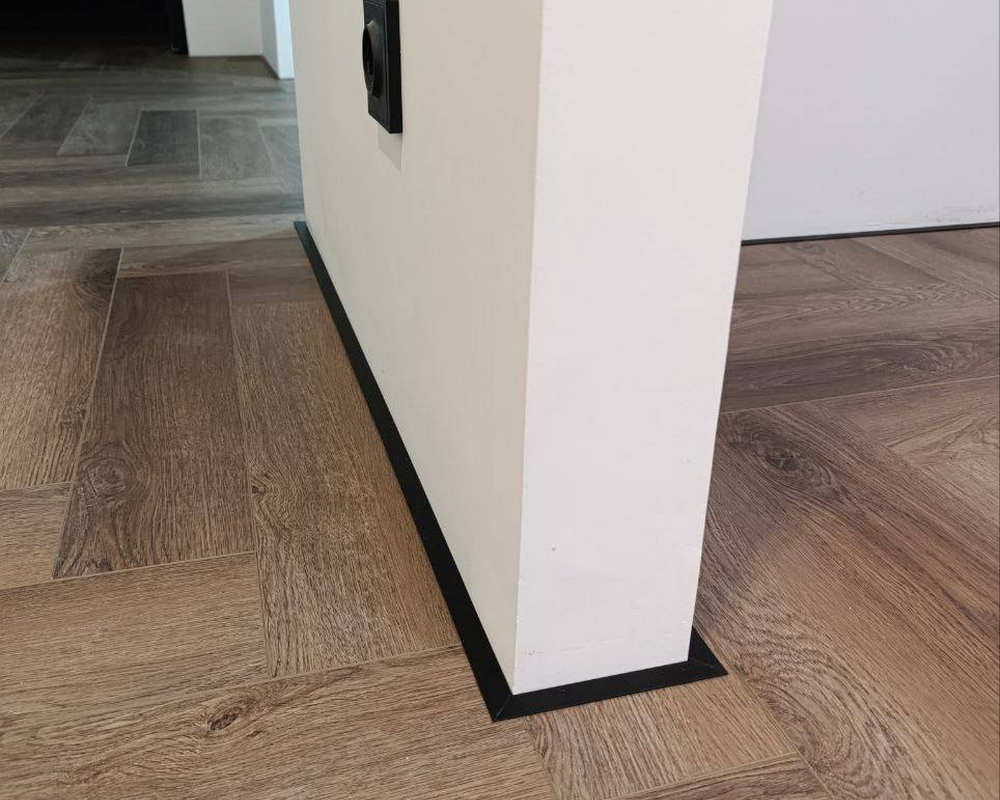 Антиплинтус Апл 01.2700.15. Черный