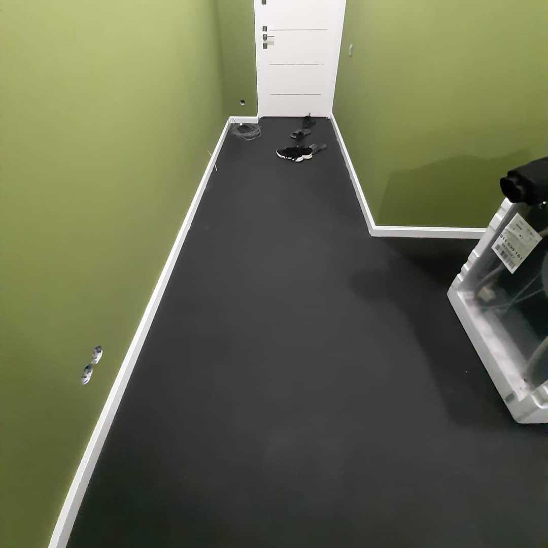 Плинтус кедр Стоунвуд. 82 82мм 2,35м Белый