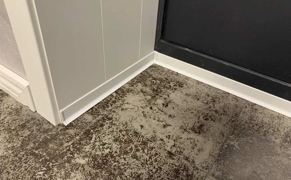 Плинтус алюминиевый Волшебная Палочка 80 мм 3,0 м Белый глянец