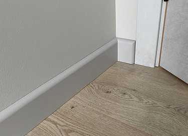 Плинтус МДФ Волшебная палочка 81402 81мм 2,4м. Окрашенная. NCS 2500N