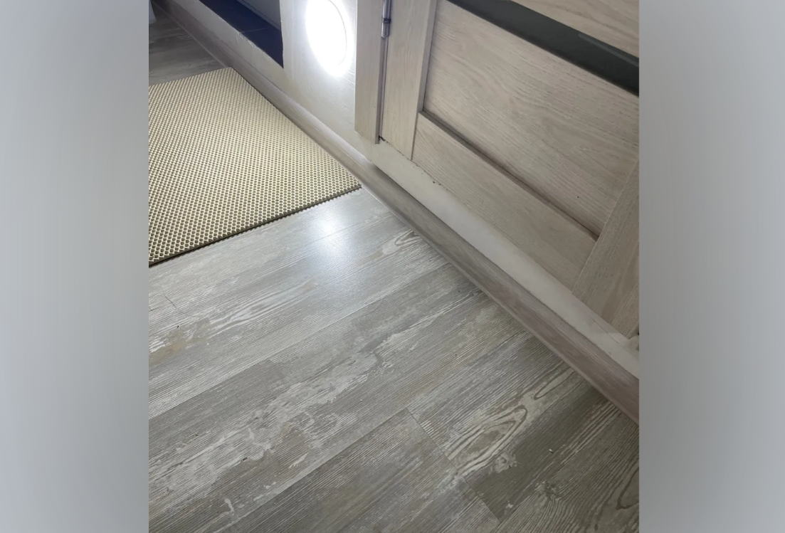 Плинтус ПВХ Волшебная палочка 58мм 2,2м 5810