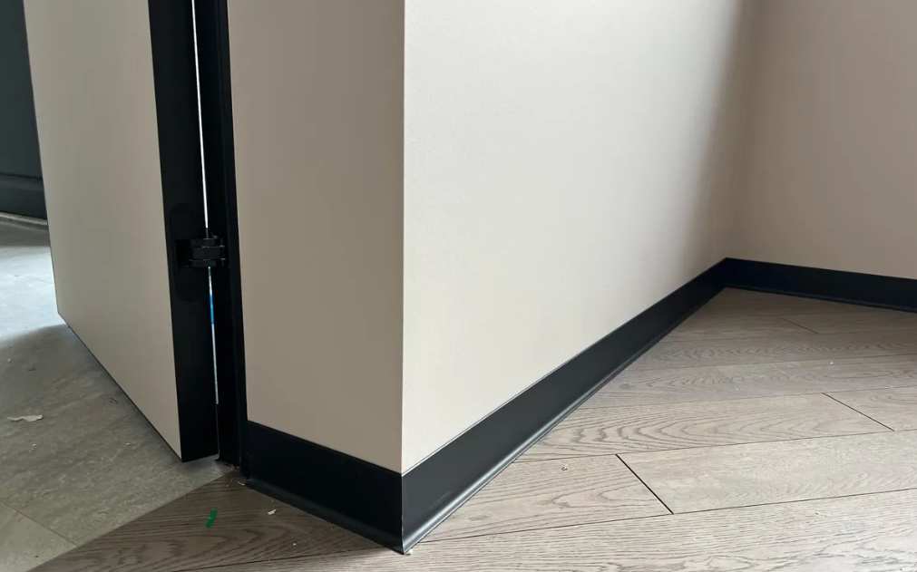 Алюминиевый плинтус AKBD100-SBL 2,5м Муар черный