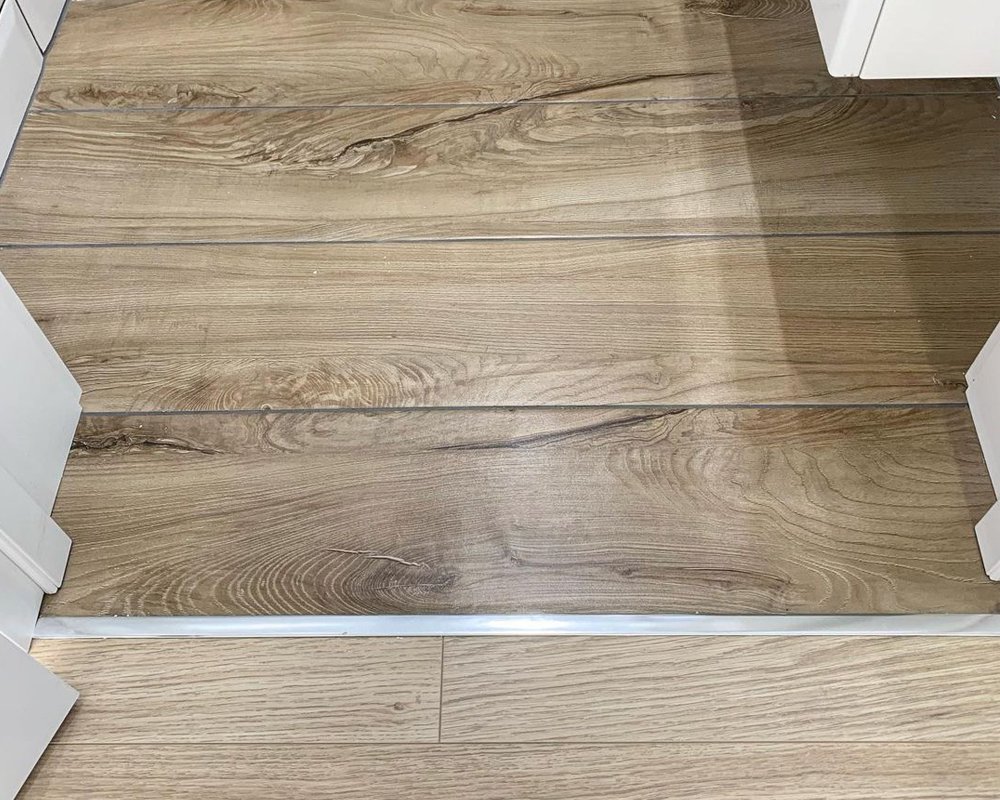 PVS91-12 Профиль Т-образный нержавеющая сталь Тисненый серый 20мм х 2.7м