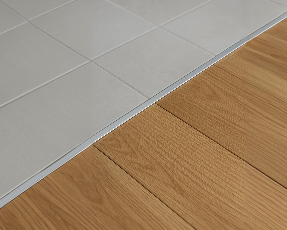 Алюминиевый  профиль ПТ-18 (браш) серебро/глянец 2,7 м