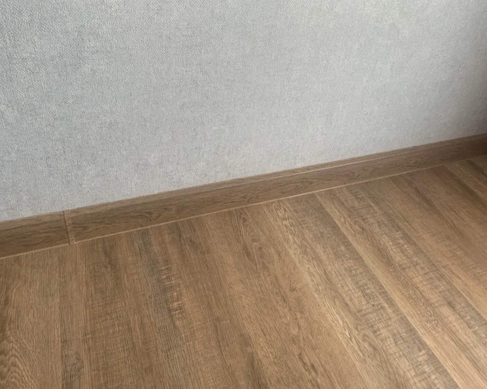 Плинтус ПВХ Salag Lima 72мм 2,5м LY0006 Дуб Чёрный