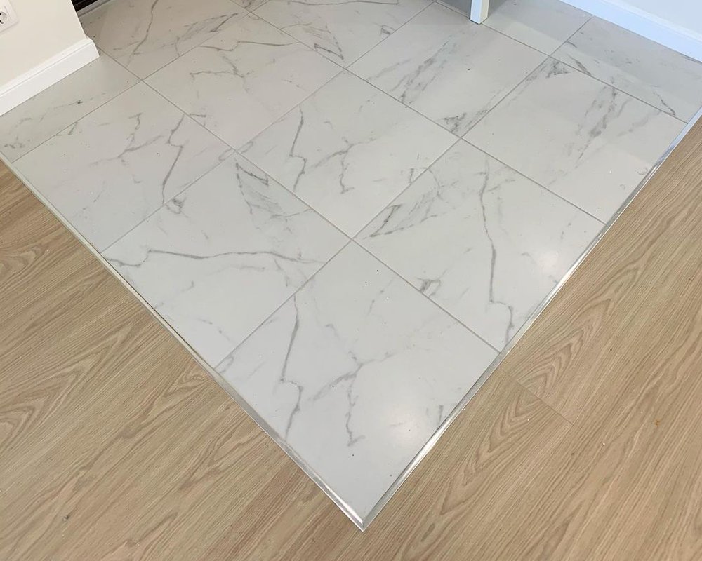 PVS91-12 Профиль Т-образный нержавеющая сталь Тисненый серый 20мм х 2.7м