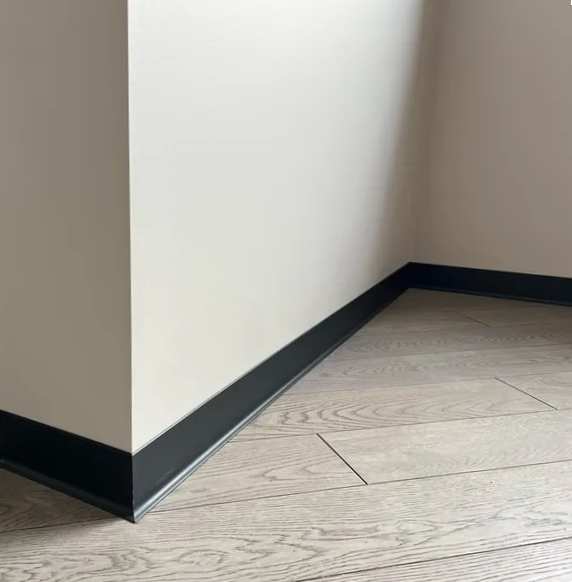Алюминиевый плинтус AKBD80-SBL 2,5м Муар черный
