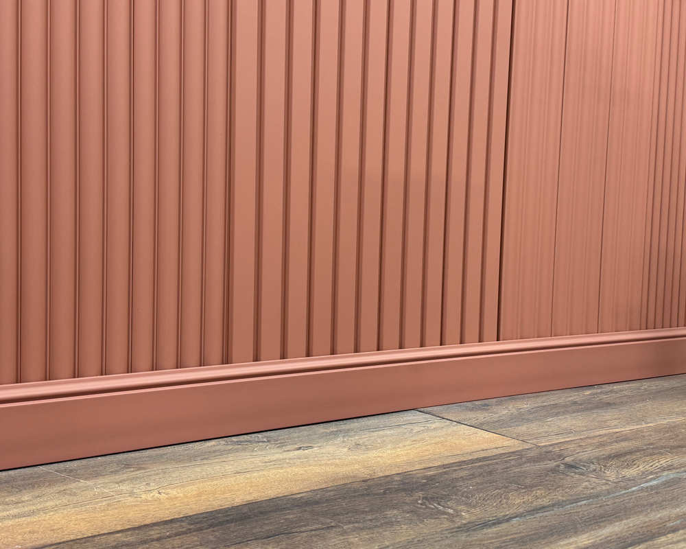 Плинтус из полистирола высокой плотности HI WOOD B100 98мм х 13мм х 2,0м.