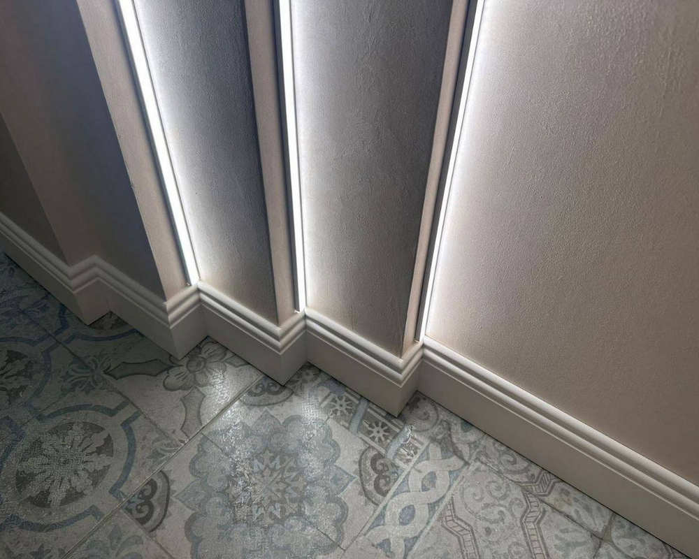 Плинтус из полистирола высокой плотности HI WOOD B100 98мм х 13мм х 2,0м.