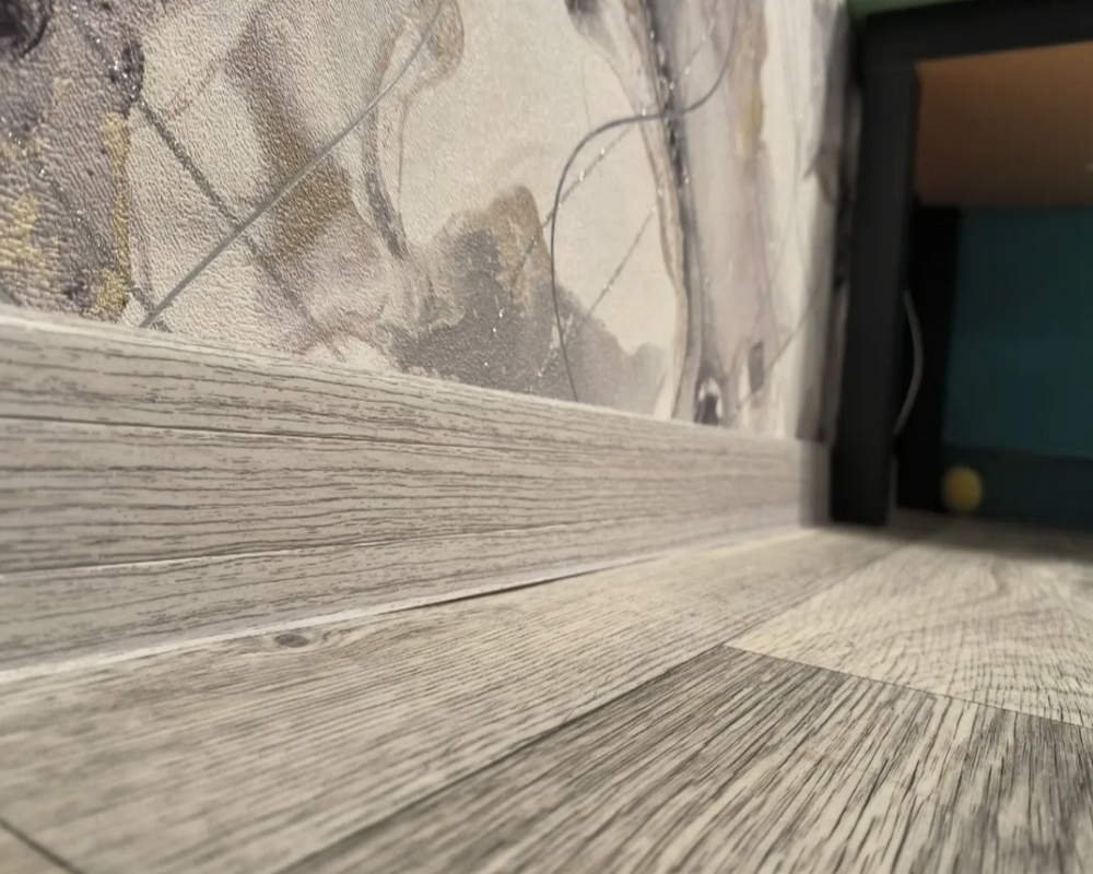 Плинтус ПВХ со съемной панелью Arbiton INDO 044 Дуб Болтон