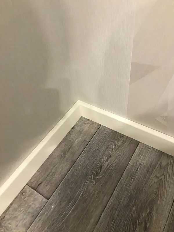 Плинтус кедр Стоунвуд. 80A 80мм 2,35м Белый