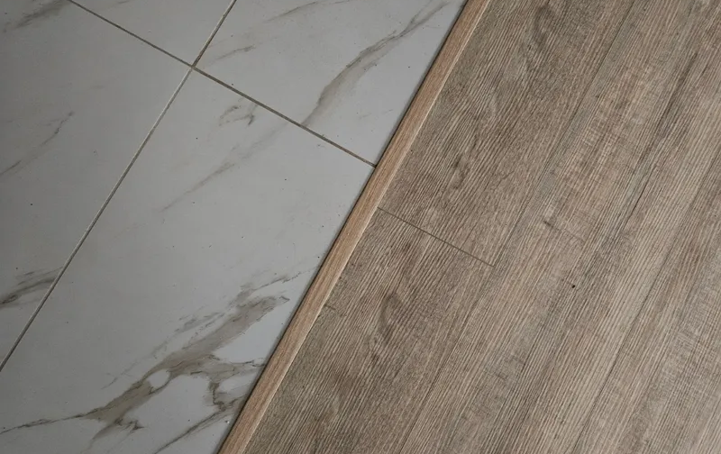 Алюминиевый  профиль ПТ-18 (браш) серебро/глянец 2,7 м