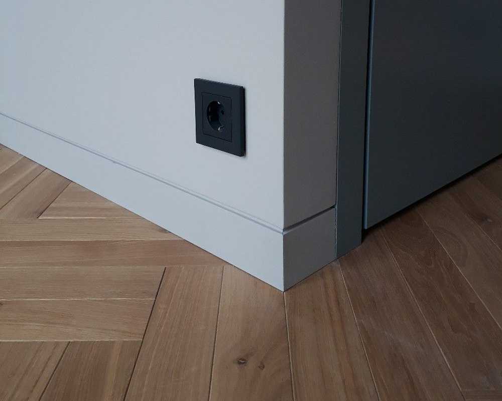 Профиль НЕПЛИНТУС 60х15х2000мм PKINSAA 60 Серебро матовое