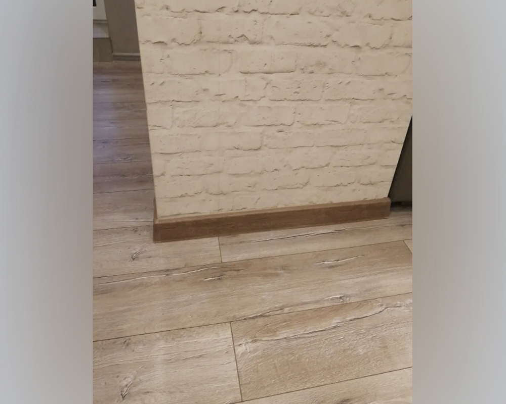 Плинтус со съемной панелью ПВХ Деконика ИДЕАЛ 55мм 2,2м. 211 Дуб рустик