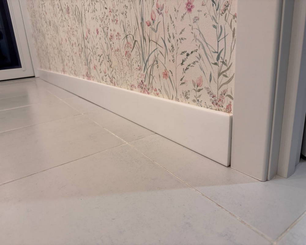 Плинтус из полистирола высокой плотности Волшебная Палочка. Окрашенная. 80мм 2м. RAL 7036