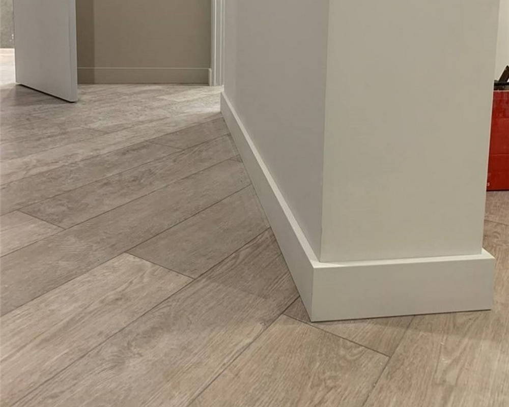 Плинтус из полистирола высокой плотности Волшебная Палочка. Окрашенная. 80мм 2м. RAL 7036