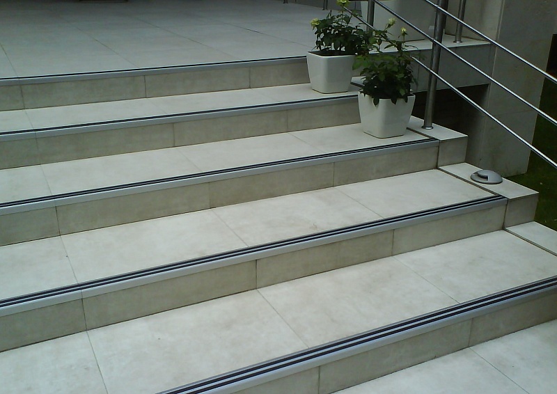 Порог угловой ПУ 71.2700.201л Серебро