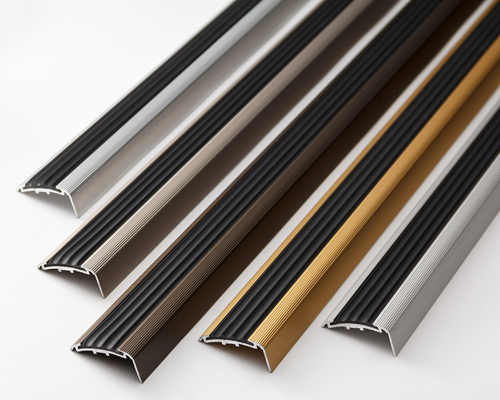 Порог угловой ПУ 71.2700.201л Серебро