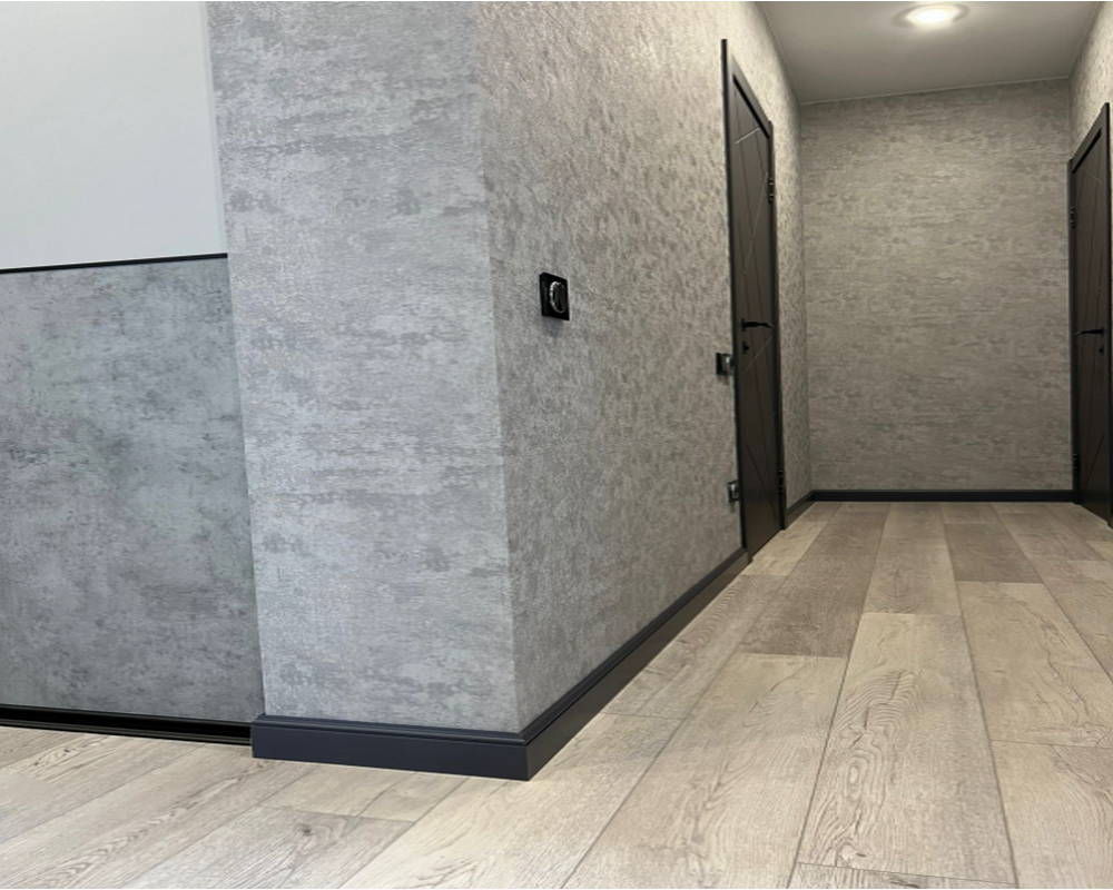 Плинтус из полистирола высокой плотности HI WOOD B100 98мм х 13мм х 2,0м.