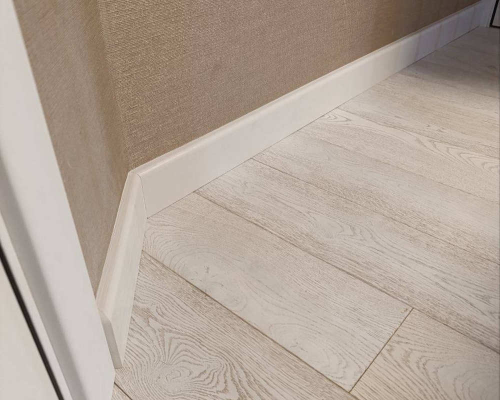 Плинтус кедр Стоунвуд. 80B 80мм 2,35м Белый