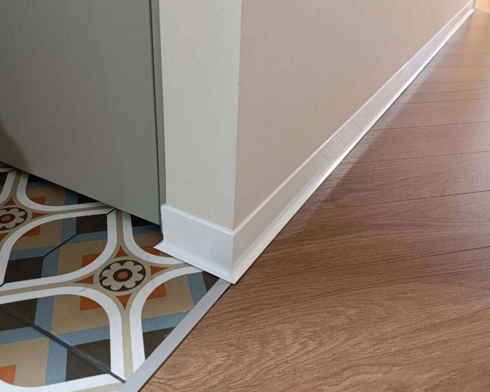 Алюминиевый плинтус AKBD40-SW 2,5м Муар белый