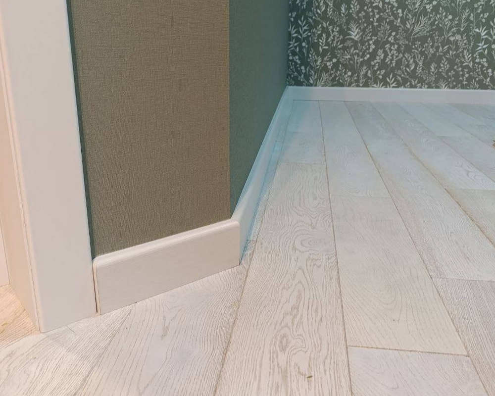 Плинтус МДФ Волшебная палочка 81402 81мм 2,4м. Окрашенная. NCS 1002Y50R