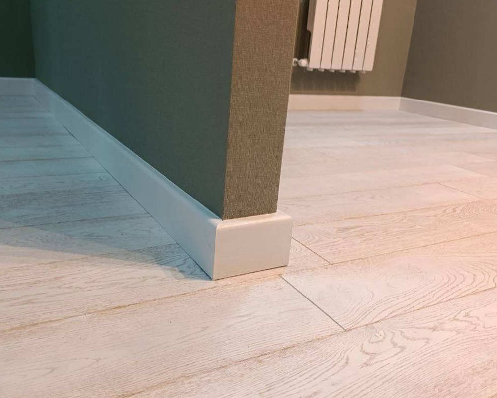 Плинтус МДФ Волшебная палочка 81402 81мм 2,4м.  Окрашенная. RAL 9003