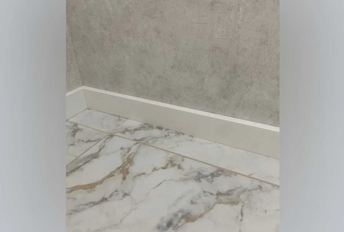 Плинтус кедр Стоунвуд. 80B 80мм 2,35м Белый