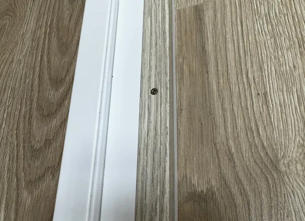 Порог угловой ПУ 05.1800.055 0,9 м Бетон классик. Цена за 6 штук