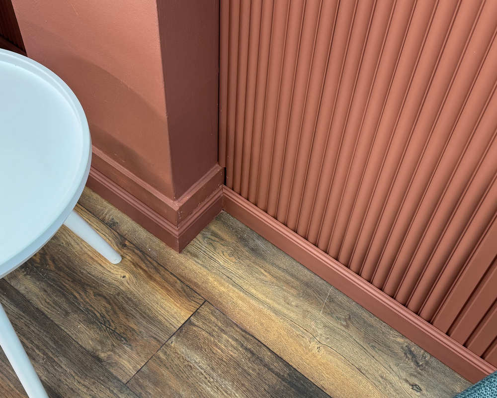 Плинтус из полистирола высокой плотности HI WOOD B100 98мм х 13мм х 2,0м.