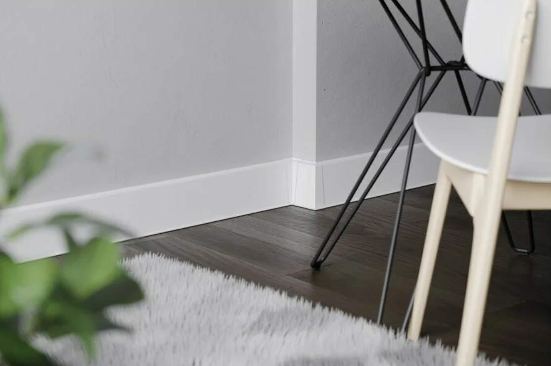 Плинтус ПВХ со съемной панелью Идеал Деконика 100 мм 001 Белый