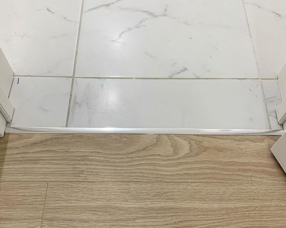 PVS91-12 Профиль Т-образный нержавеющая сталь Тисненый серый 20мм х 2.7м