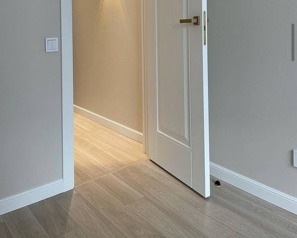 Плинтус из полистирола высокой плотности HI WOOD B180V2 180мм х 24мм х 2,0м.