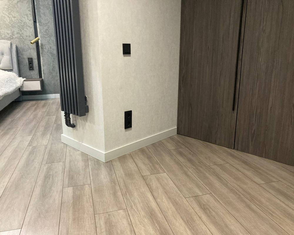 Плинтус из полистирола высокой плотности Волшебная Палочка. Окрашенная. 80мм 2м. NCS 0502-Y