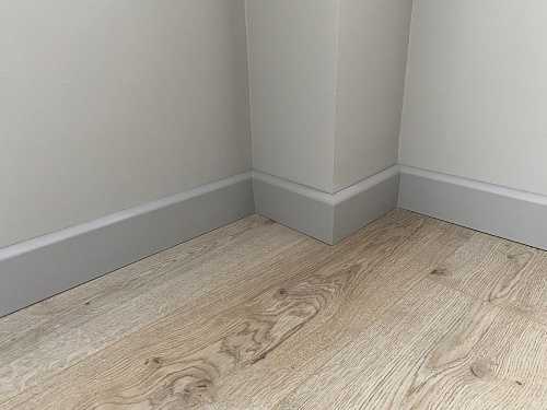 Плинтус МДФ Волшебная палочка 81402 81мм 2,4м.  Окрашенная. NCS 2502Y