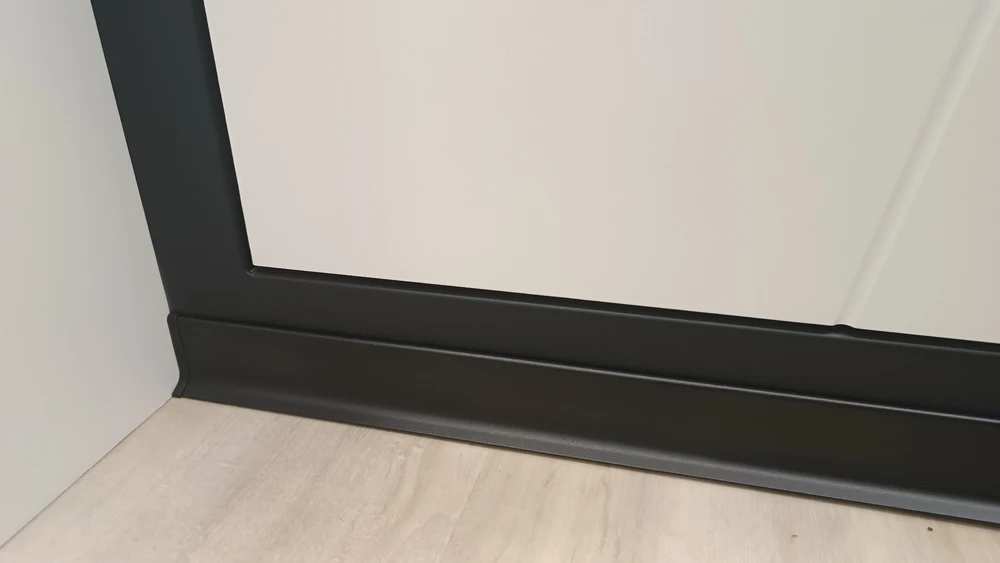 Алюминиевый плинтус AKBD100-SBL 2,5м Муар черный