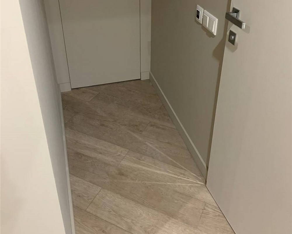 Плинтус из полистирола высокой плотности Волшебная Палочка. Окрашенная. 80мм 2м. RAL 7036