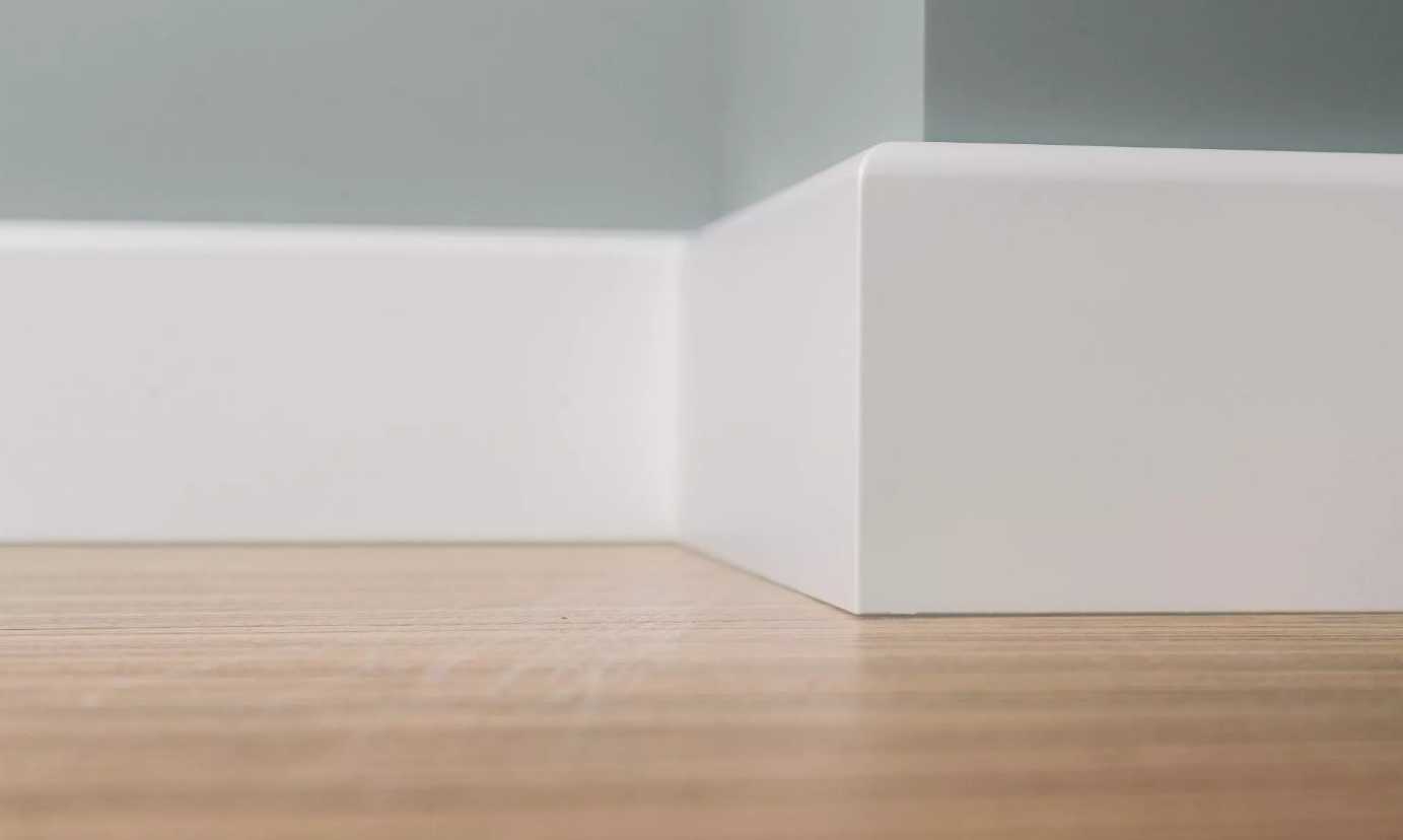 Плинтус МДФ Волшебная палочка 81402 81мм 2,4м.  Окрашенная. RAL 9003