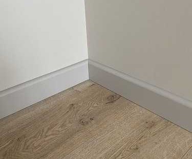 Плинтус МДФ Волшебная палочка 81402 81мм 2,4м.  Окрашенная. NCS 2502Y