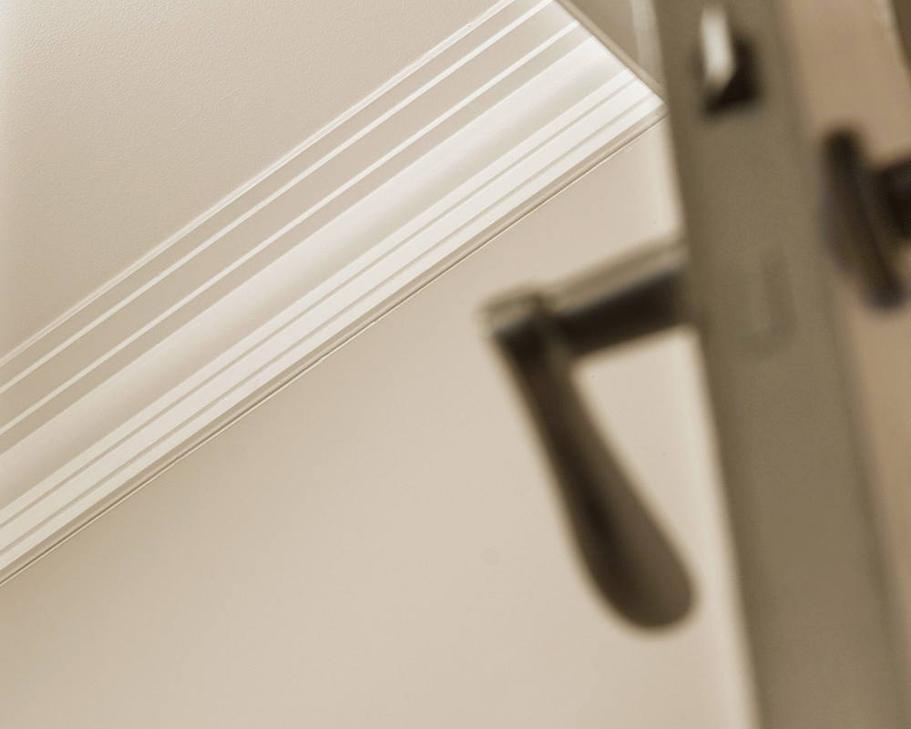 Плинтус потолочный из полистирола высокой плотности HI-WOOD T1011 110х40мм 2,0м