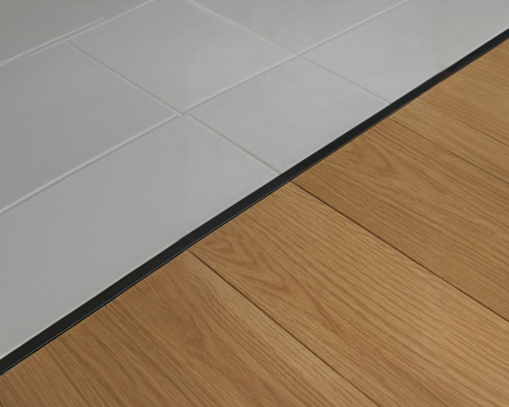 PV101-19 Профиль T-образный плоский BBL Черный блестящий 10мм х 2.7м